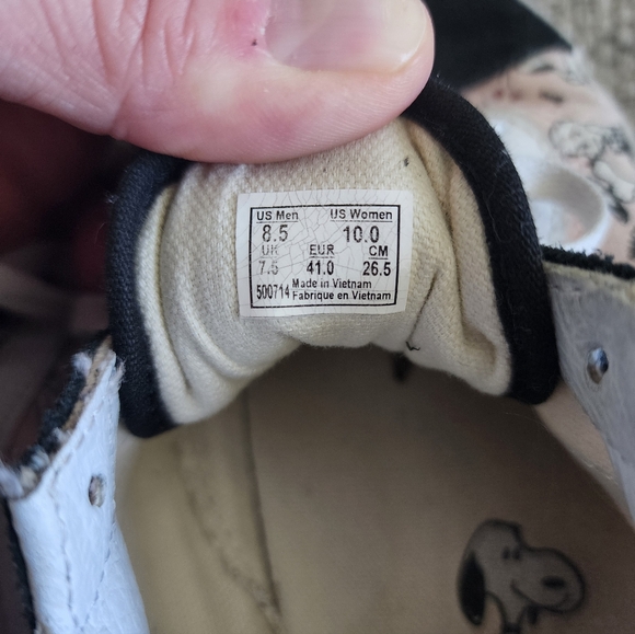 "Peanut's" themed Vans. Size 8.5 mens or 11 woman's. - Picture 5 of 5